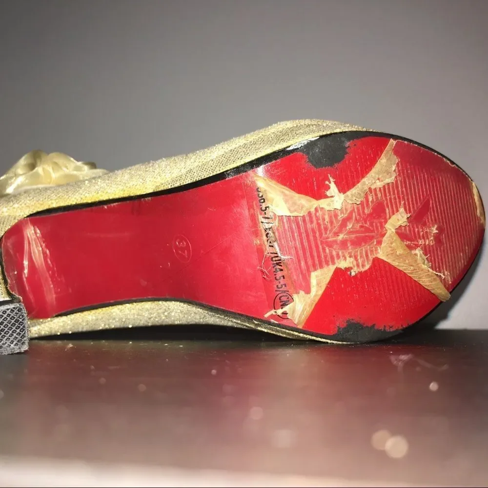 Beautiful sparkly gold heels with flower detail - Picture 7 of 8